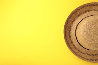 Sarı arka planda yaz panama hasır şapkası. Üst görünüm.