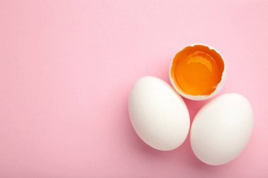 Beyaz yumurta sarısı ve pembe arka planda yumurta sarısı. Bahar