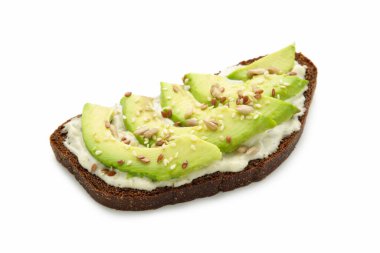 Beyaz arka planda izole edilmiş taze kesilmiş avokadolarla yapılan koyu çavdar ekmekli avokado sandviçi. Üst görünüm