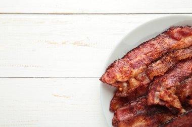 Beyaz arka planda kızarmış pastırma. Üst görünüm