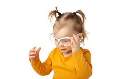 Güneş gözlüklü, beyaz tenli güzel küçük kızın portresi. Üst görünüm