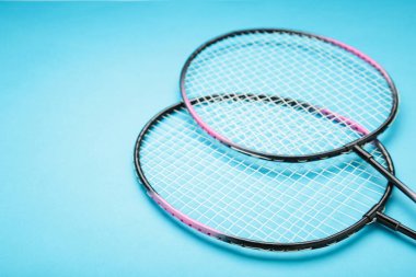 Pembe ahşap masa üzerinde raketler, düzlük ve metin için boşluk. Üst görünüm.