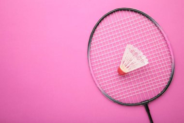 Pembe arka planda Shuttlecock ve badminton raketi. Üst görünüm.