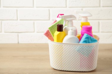 Beyaz arka planda izole edilmiş bir kutu dolusu temizlik malzemesi ve eldiven. Üst görünüm