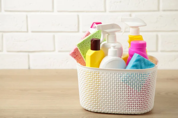 Beyaz arka planda izole edilmiş bir kutu dolusu temizlik malzemesi ve eldiven. Üst görünüm