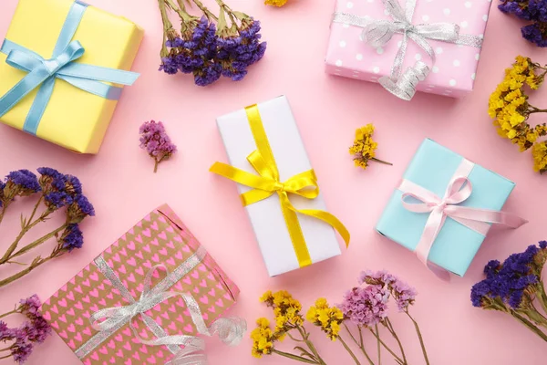 Geschenk Oder Geschenk Box Und Blume Auf Rosa Hintergrund Pastellfarben — Stockfoto