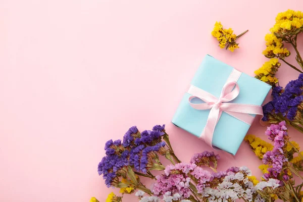 분홍색 배경에 상자나꽃을 선물로 으십시오 파스텔 인사말 위에서 — 스톡 사진