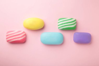 Farklı sabunluklarda farklı sabunlar. Temizlik ve hijyen için bir sürü katı sabun. Renkli sabun ve kalıntılar mor masaya saçılmış..