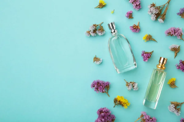 Flacon Parfum Avec Des Fleurs Sur Fond Bleu Vue Dessus — Photo