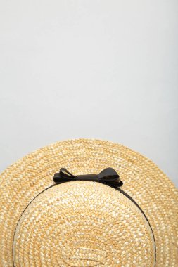 Siyah kurdeleli saman plaj şapkası manzarası. Üst görünüm