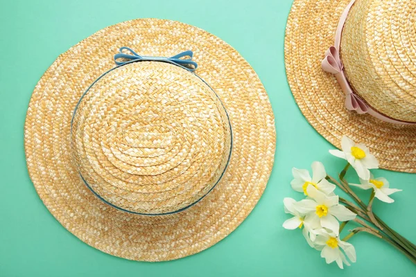 Halmhattar Med Vårblommor Mynta Bakgrund Ovanifrån — Stockfoto