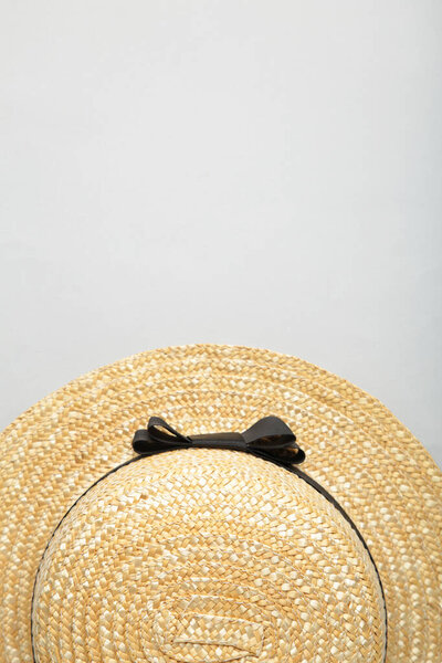 Вид сверху соломенной пляжной шляпы с черной лентой. Вид сверху