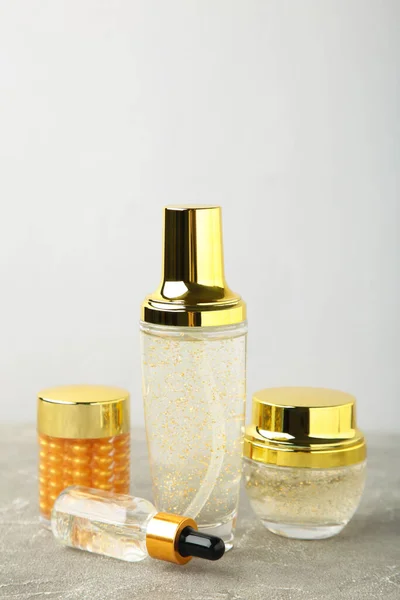 Uppsättning Kosmetiska Behållare Guld Kosmetiska Produktflaskor Dispensrar Droppar Burkar Grå — Stockfoto