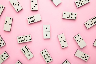 Pembe arka planda Domino parçaları. Üst görünüm