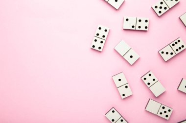 Pembe arka planda Domino parçaları. Üst görünüm