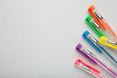 Gri arkaplanda farklı renkte kalemler ve kopyalama alanı var. Üst görünüm