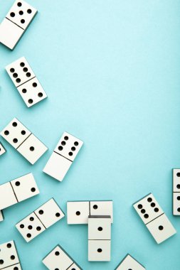 Mavi arka planda Domino parçaları var. Üst Manzara. Dikey fotoğraf
