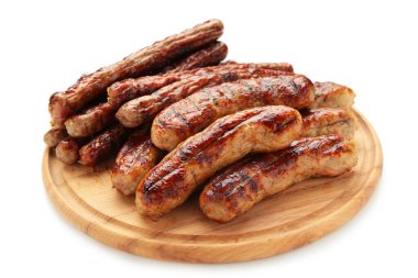 Kesme tahtasındaki kızarmış sosis beyaz arka planda izole edilmiş. Üst görünüm