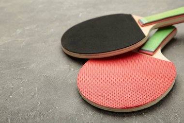 Gri renkte pinpon raketleri ve fotokopi alanı. Masa tenisi raketi. Üst görünüm