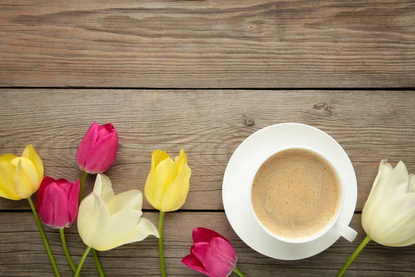Filiżanka Kawy Tulipanami Szarym Drewnianym Tle Widok Góry — Zdjęcie stockowe