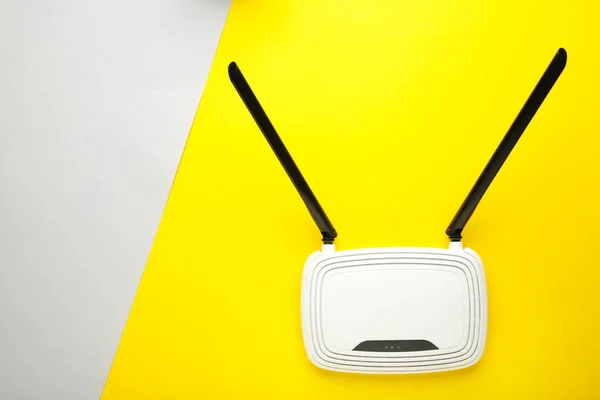 Biały Router Czarnymi Antenami Żółtym Szarym Tle Przestrzenią Kopiowania Minimalizm — Zdjęcie stockowe