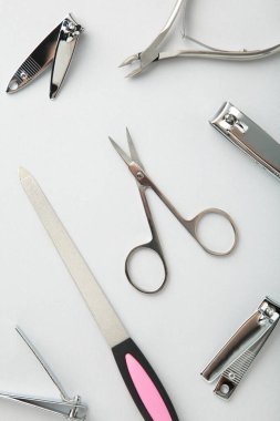 Gri arkaplanda bir manikür seti. Üst görünüm