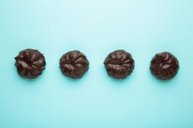 Çikolata kaplı şekerlemeler mavi arka planda. Üst görünüm