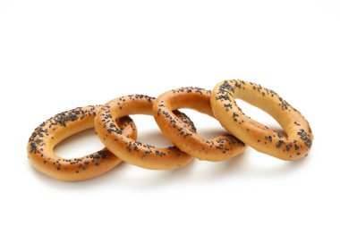 Beyaz arka planda haşhaş tohumlu tam bir simit. Üst görünüm