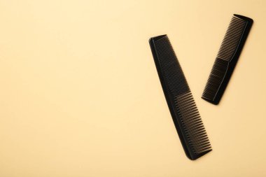 Bej arkaplanda kopyalama alanı olan siyah taraklar