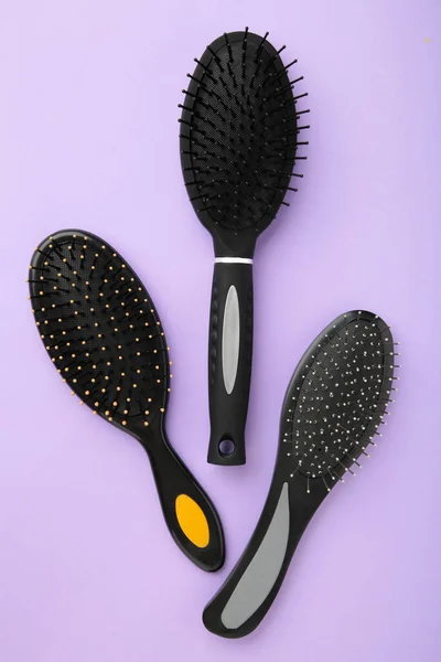 Haarwerkzeuge Schönheits Und Friseurkonzept Verschiedene Bürsten Oder Kämme Auf Violettem — Stockfoto