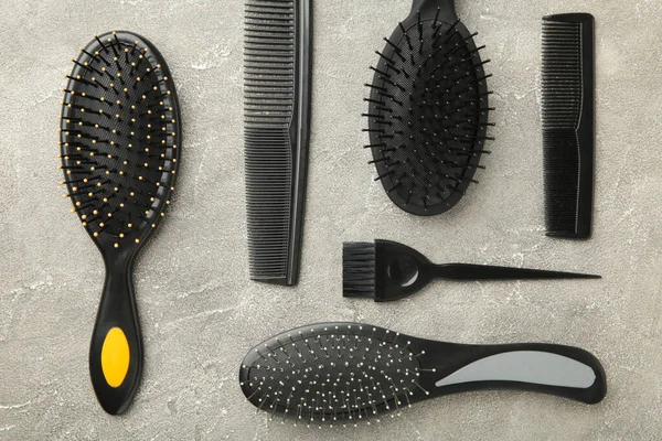 Haarwerkzeuge Schönheits Und Friseurkonzept Verschiedene Bürsten Oder Kämme Auf Grauem — Stockfoto