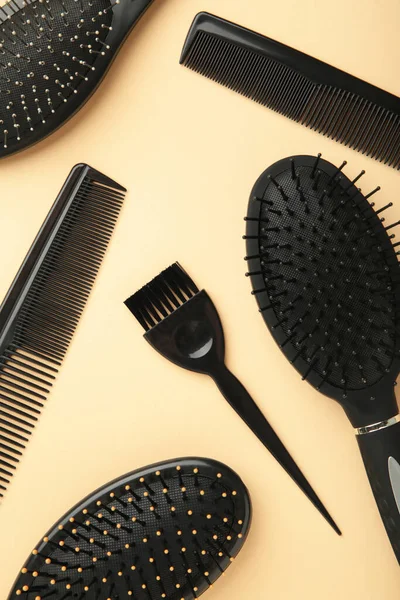 Haarwerkzeuge Schönheits Und Friseurkonzept Verschiedene Bürsten Oder Kämme Auf Beigem — Stockfoto