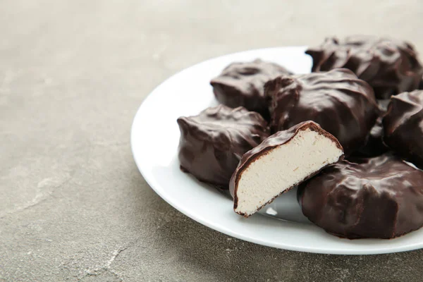 Çikolata Kaplı Şekerlemeler Gri Arka Planda Tabakta Üst Görünüm — Stok fotoğraf