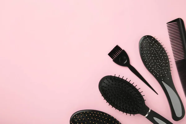 Haarwerkzeuge Schönheits Und Friseurkonzept Verschiedene Bürsten Oder Kämme Auf Rosa — Stockfoto