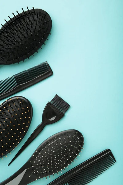 Haarwerkzeuge Schönheits Und Friseurkonzept Verschiedene Bürsten Oder Kämme Auf Blauem — Stockfoto