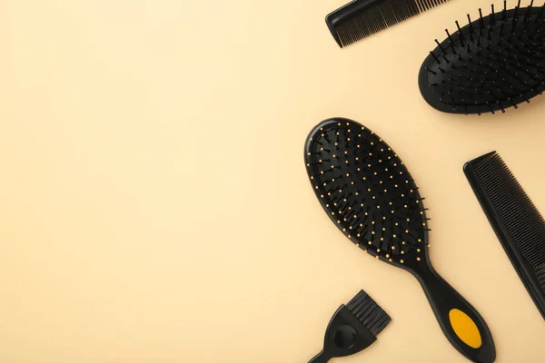 Herramientas Para Cabello Belleza Concepto Peluquería Diferentes Cepillos Peines Sobre — Foto de Stock