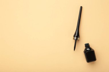 Bej arkaplanda fotokopi alanı olan göz kalemi. Üst Manzara. Güzellik konsepti