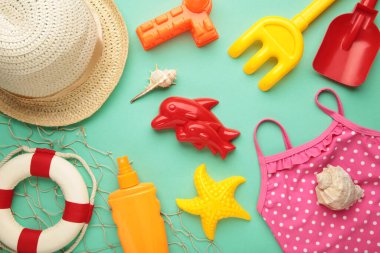 Nane arkaplanda aksesuarları olan yaz plajı oyuncakları. Üst görünüm