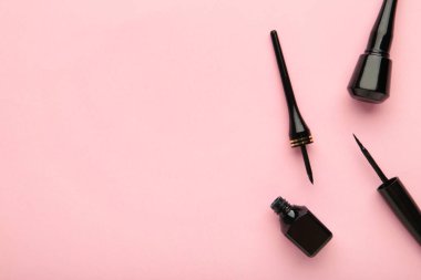 Pembe arka planda fotokopi alanı olan gözler. Üst Manzara. Güzellik konsepti