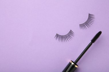 Siyah kirpikler ve mor arka planda rimel. Üst Manzara. Güzellik konsepti