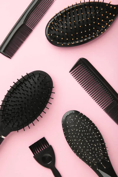 Haarwerkzeuge Schönheits Und Friseurkonzept Verschiedene Bürsten Oder Kämme Auf Rosa — Stockfoto