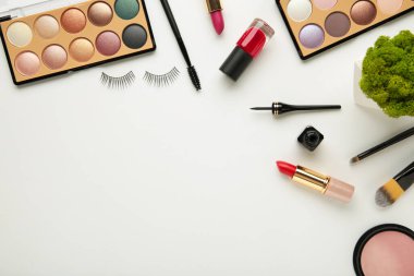 Beyaz arka planda dekoratif kozmetik seti. Üst görünüm