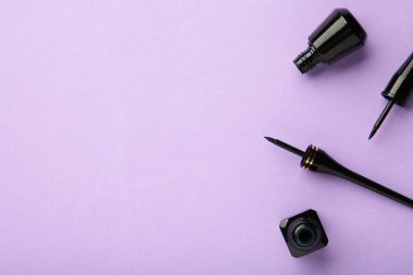 Mor arkaplanda fotokopi alanı olan gözler. Üst Manzara. Güzellik konsepti