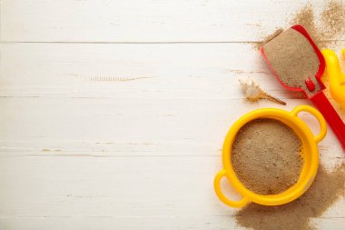 Beyaz arka planda aksesuarları ve fotokopi alanı olan yaz plajı oyuncakları. Üst görünüm