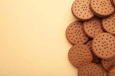 Bej arkaplanda çikolata parçacıklı kurabiye ve kopyalama alanı.