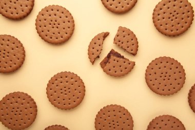 Bej arka planda çikolatalı kurabiye..