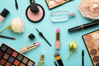 Mavi arka planda dekoratif kozmetik seti. Üst görünüm