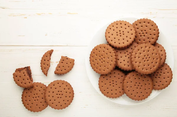 Печиво Шоколадними Чіпсами Білій Тарілці Білому Дерев Яному Фоні — стокове фото