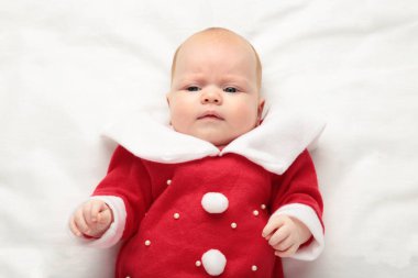 İlk Noel için giyinmiş bir bebek. Üst görünüm