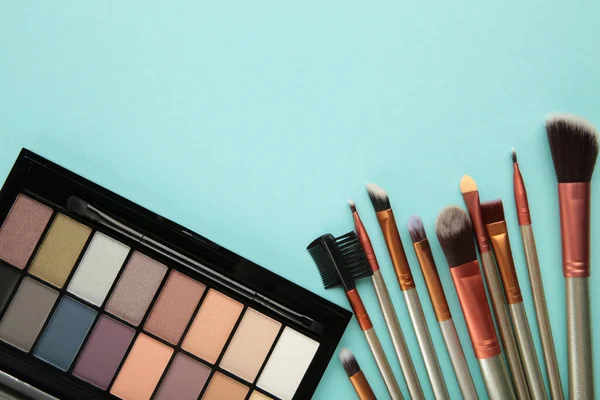 Diferentes Productos Maquillaje Lujo Sobre Fondo Azul Plano Vista Superior — Foto de Stock